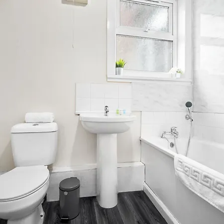 2 Bedroom Apartment - West Brom - Netflix - Wifi - Parking - Excellent Value - Wba West Bromwich Exterior photo