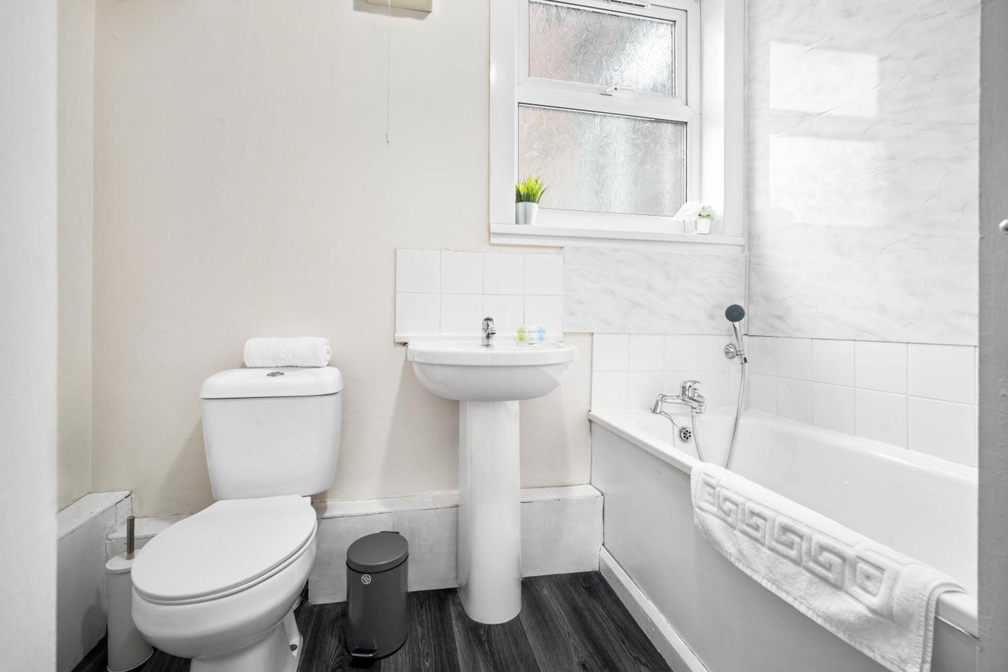 Apartment 2 Bedroom - West Brom - Netflix - Wifi - Parking - Excellent Value - Wba West Bromwich