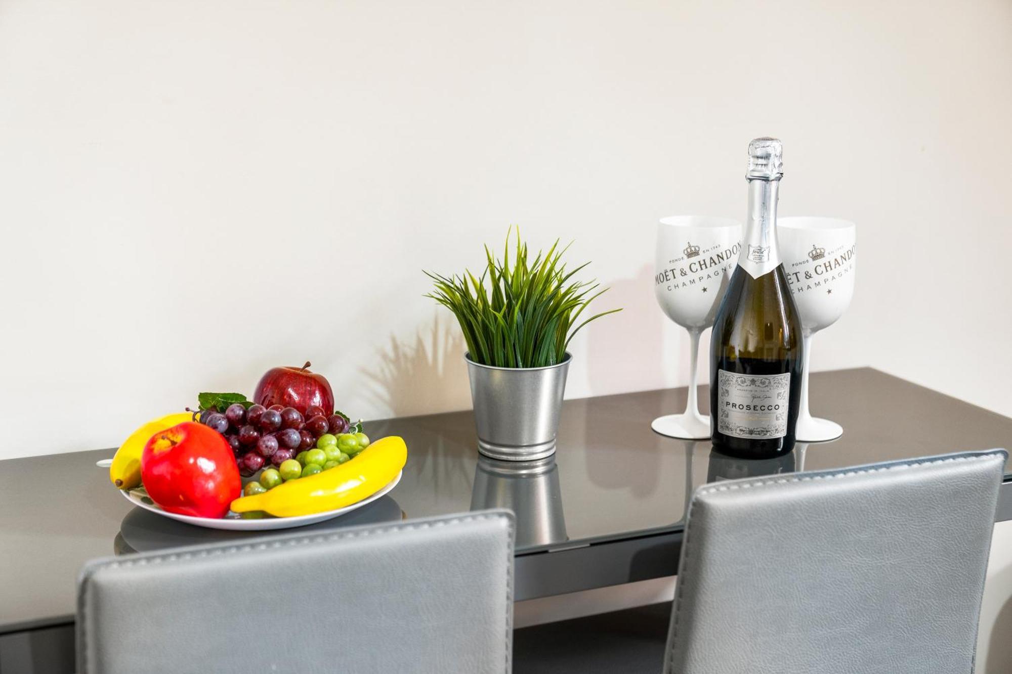 Apartment 2 Bedroom - West Brom - Netflix - Wifi - Parking - Excellent Value - Wba