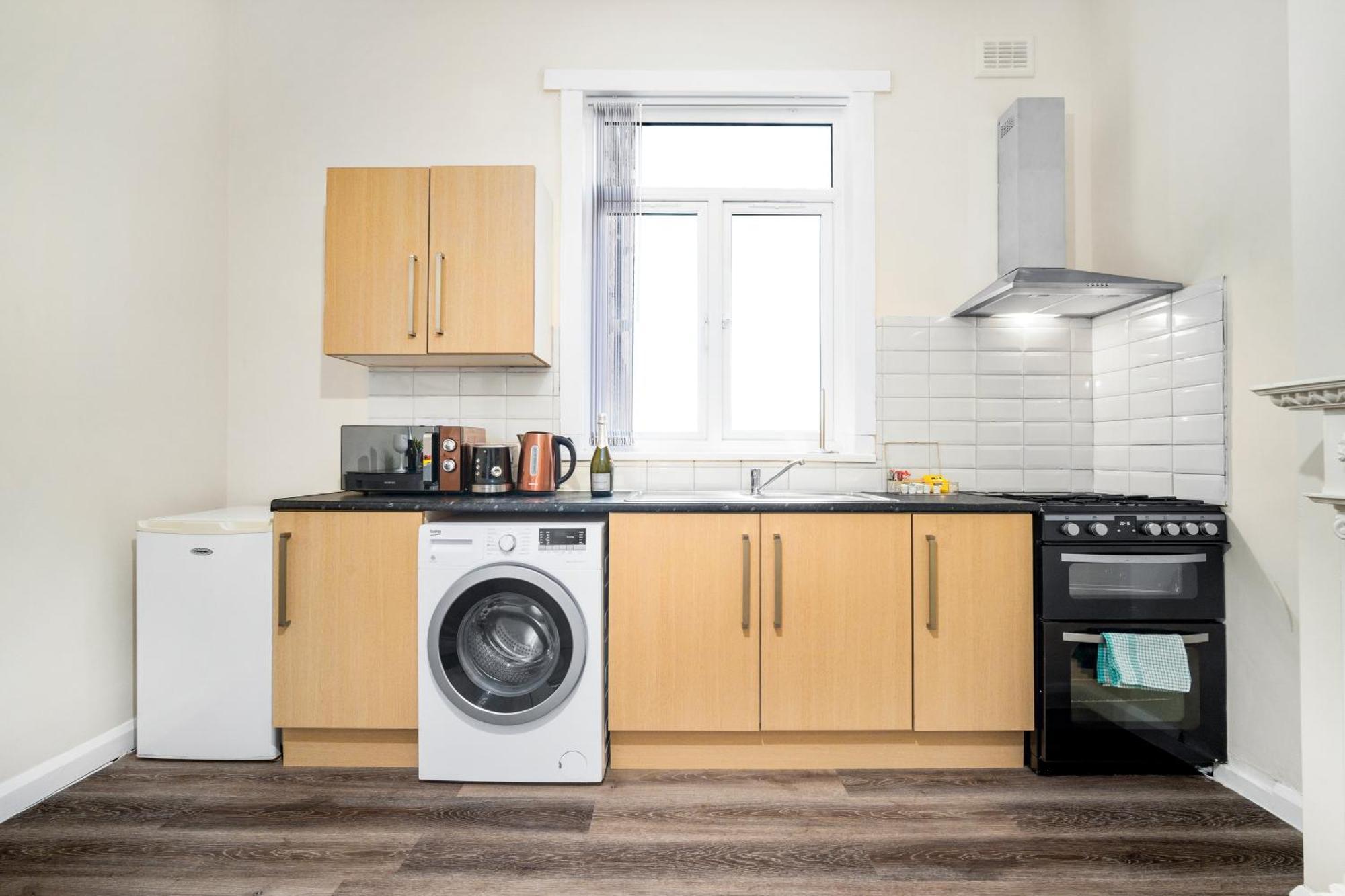 2 Bedroom - West Brom - Netflix - Wifi - Parking - Excellent Value - Wba