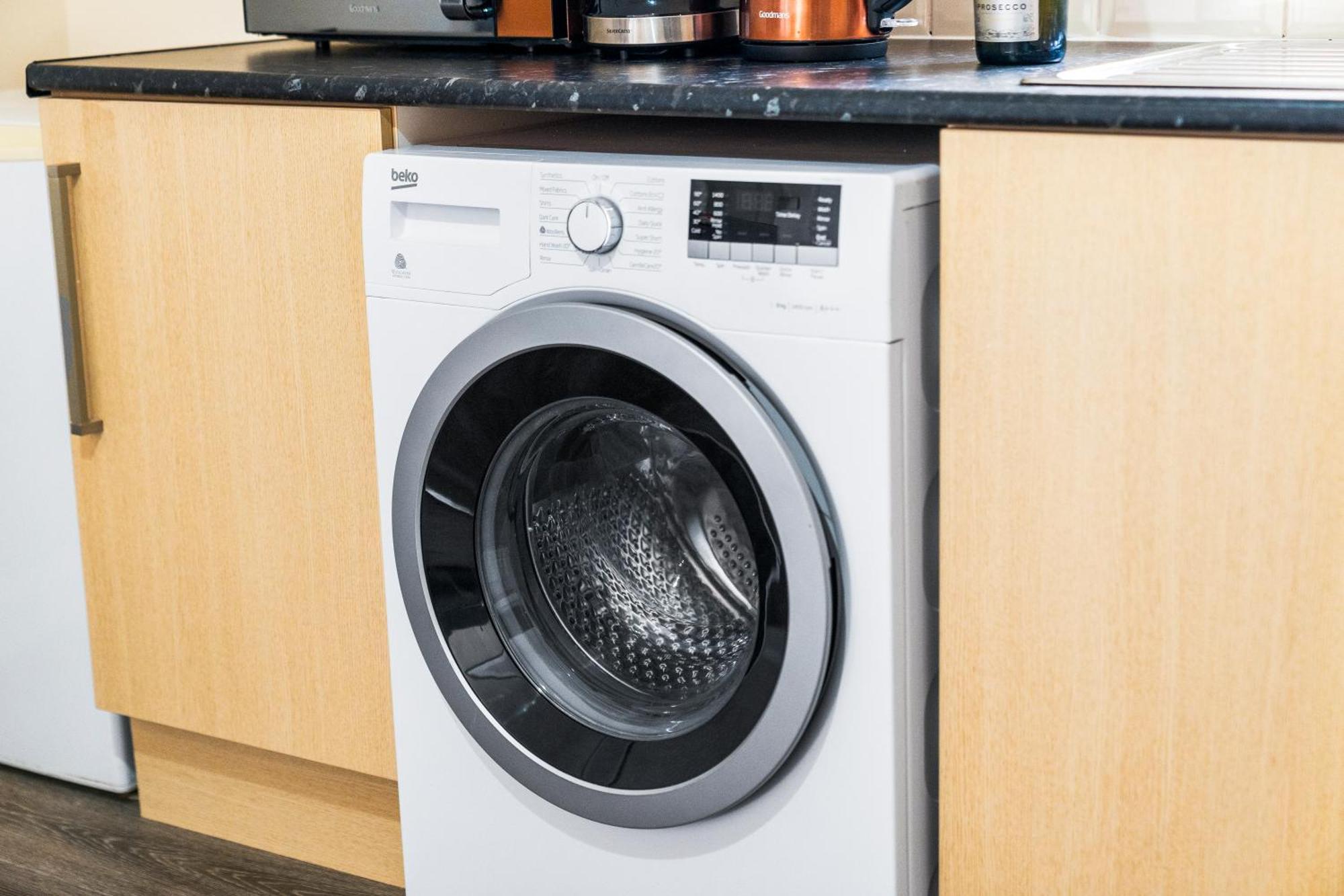 Apartment 2 Bedroom - West Brom - Netflix - Wifi - Parking - Excellent Value - Wba *