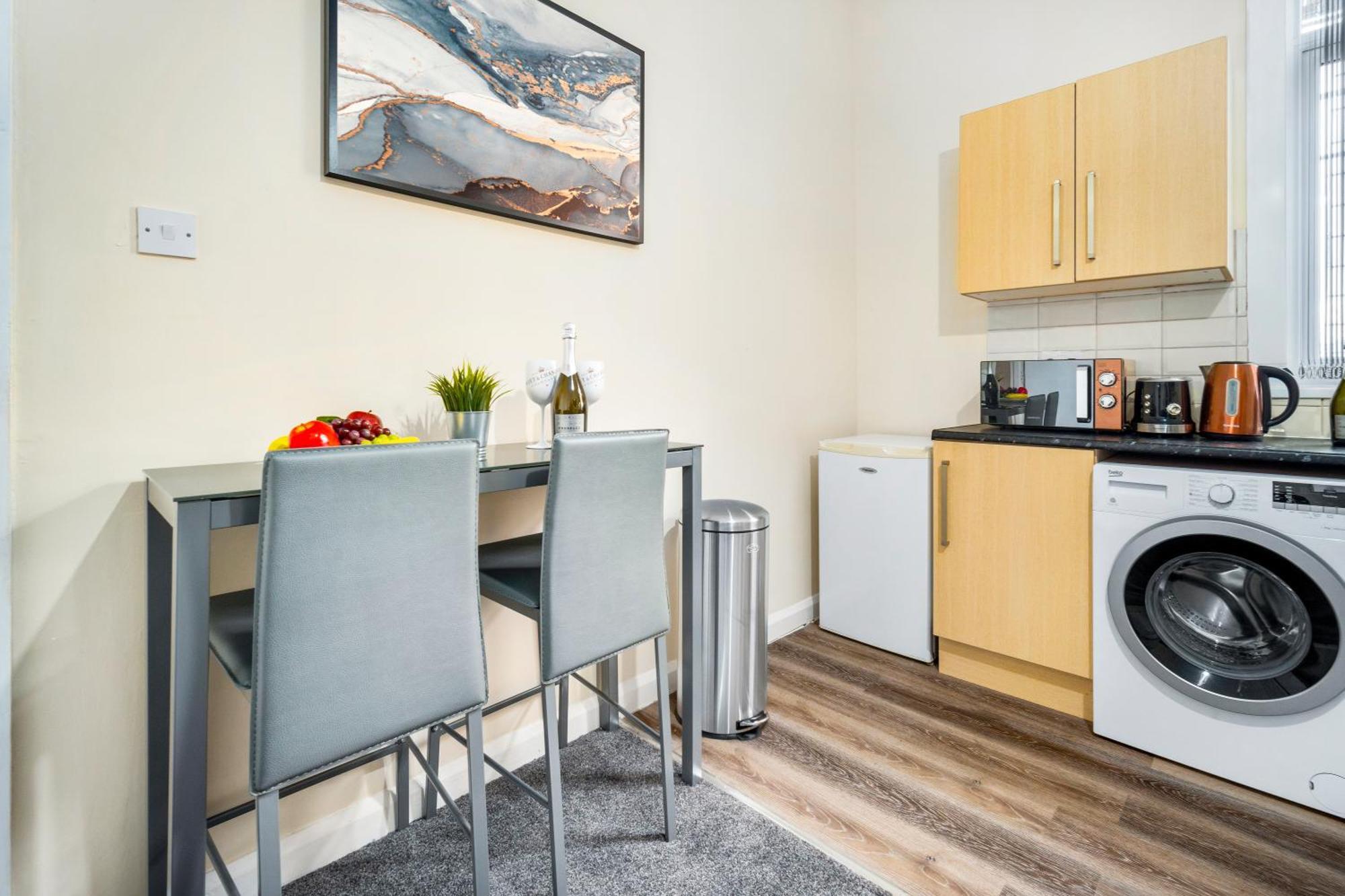 Apartment 2 Bedroom - West Brom - Netflix - Wifi - Parking - Excellent Value - Wba West Bromwich